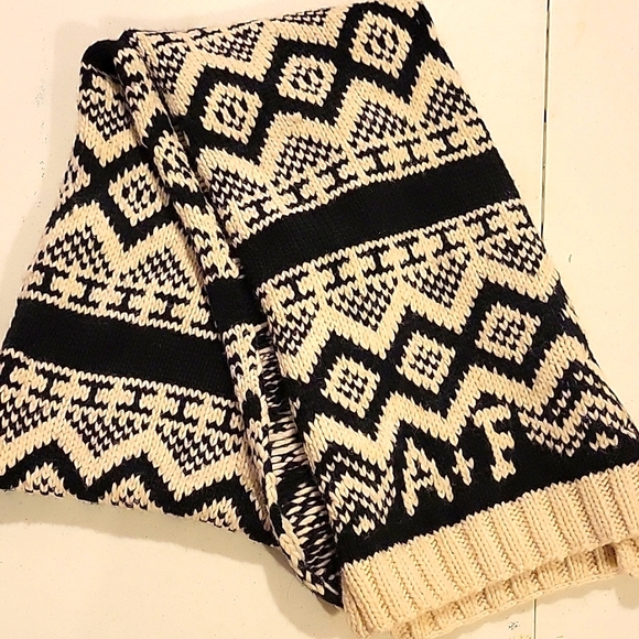 Abercrombie and Fitch scarf. Like new. - Picture 1 of 2